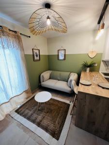 uma sala de estar com um sofá e uma mesa em Appartement cosy - Trégastel em Trégastel