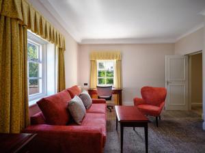 Posezení v ubytování Delta Hotels by Marriott Breadsall Priory Country Club