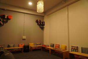 Khu vực ghế ngồi tại Firefly Hostel