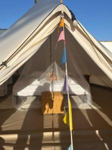 ein Zelt mit einer Leine, an der Flaggen hängen in der Unterkunft CÁDIZ -TIPI en Chiclana de la frontera, España in Chiclana de la Frontera