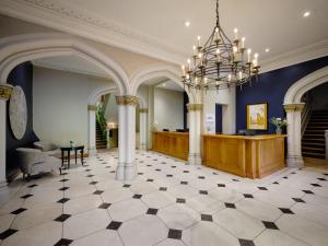 un grand hall avec un lustre et une salle d'audience dans l'établissement Delta Hotels by Marriott Breadsall Priory Country Club, à Derby