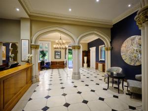 Vstupní hala nebo recepce v ubytování Delta Hotels by Marriott Breadsall Priory Country Club