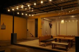 Khu vực ghế ngồi tại Firefly Hostel