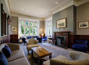 Posezení v ubytování Delta Hotels by Marriott Breadsall Priory Country Club