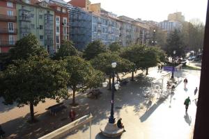 miasto z latarnią uliczną, drzewami i budynkami w obiekcie Una habitación en mi casa - Centro de Santander w mieście Santander