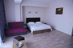 Postel nebo postele na pokoji v ubytování SANTORINI CAMERE DE INCHIRIAT mamaia nord