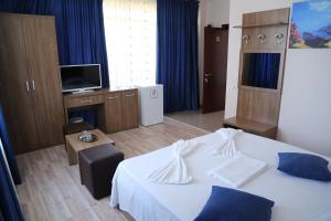 Postel nebo postele na pokoji v ubytování SANTORINI CAMERE DE INCHIRIAT mamaia nord
