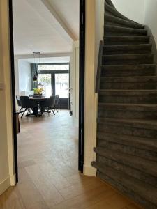 Una escalera en una casa con comedor en High Street Haven, en Eindhoven