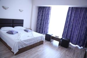 Postel nebo postele na pokoji v ubytování SANTORINI CAMERE DE INCHIRIAT mamaia nord