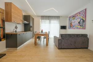 贝加莫BergamoCityCenter 01的配有沙发和桌子的厨房和客厅