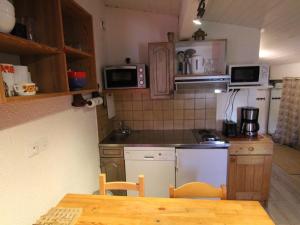 ラルプ・デュエズにあるAppartement Huez, 1 pièce, 4 personnes - FR-1-405-103のキッチン(テーブル、コンロ、電子レンジ付)