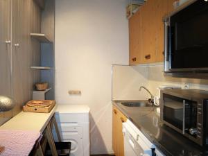 Appartement Les Orres, 2 pièces, 6 personnes - FR-1-322-322にあるキッチンまたは簡易キッチン