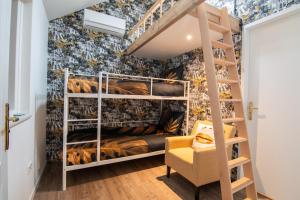 a room with bunk beds and a staircase at B&B Katoo in Linne