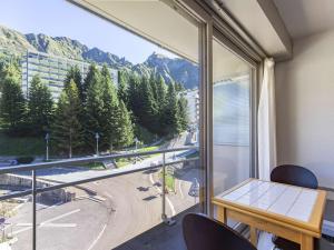 a room with a desk and a window with a view at Studio Gourette, 1 pièce, 3 personnes - FR-1-400-12 in Gourette