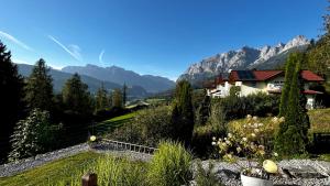 Vistas a una casa con montañas en el fondo en Residenz Bergjuwel en Pfarrwerfen