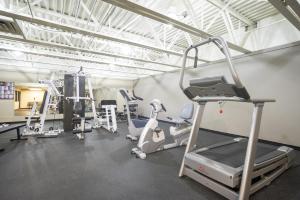 Un gimnasio con cintas de correr y máquinas en una habitación. en Snowblaze A24 condo, en Winter Park