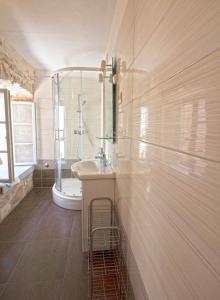 Bilik mandi di Guesthouse Merla
