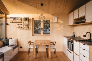 una pequeña cocina con mesa en una casa pequeña en Lovt am See 