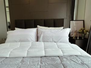 Ένα ή περισσότερα κρεβάτια σε δωμάτιο στο Luxurious Downtown condo w/train access +6 φωτογραφίες