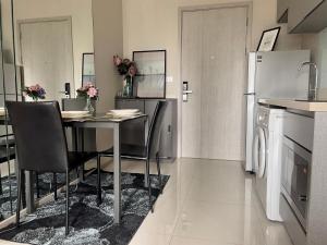 Η κουζίνα ή μικρή κουζίνα στο Luxurious Downtown condo w/train access