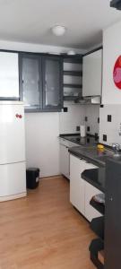 cocina con electrodomésticos blancos y suelo de madera en Apartman MINNA2, free parking en Osijek