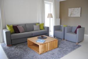 ein Wohnzimmer mit 2 Sofas und einem Couchtisch in der Unterkunft Ostsee Lodges mit Wellnessbereich in Timmendorfer Strand