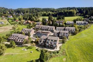 - une vue aérienne sur un grand domaine avec des maisons dans l'établissement Schwarzwaldtraum, à Sasbachwalden