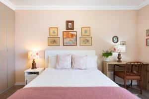 a bedroom with a white bed with a pink blanket at Apartamento Atlanta in Puerto de la Cruz
