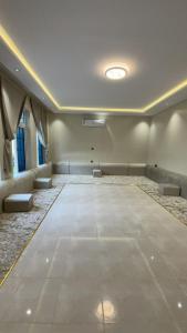 una habitación vacía con una gran pista de baile en una habitación en شالية الموج الازرق قسمين en Hafr Al Batin