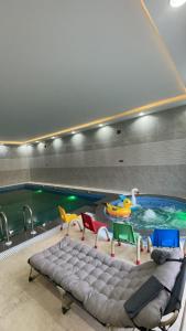 une grande piscine avec une grande piscine dans l'établissement شالية الموج الازرق قسمين, à Hafr Al Baten