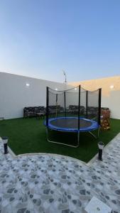 una cama elástica en el medio de una habitación en شالية الموج الازرق قسمين en Hafr Al Batin