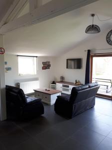 uma sala de estar com dois sofás e uma mesa em de blinker em Knokke-Heist