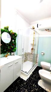 uma casa de banho com uma cabina de duche em vidro e um WC. em THE ROOM - APARTMENT IN LLORET em Lloret de Mar