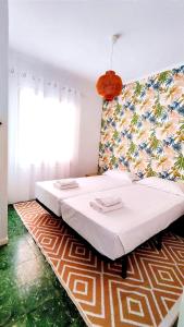 um quarto com uma cama grande e uma colcha branca em THE ROOM - APARTMENT IN LLORET em Lloret de Mar