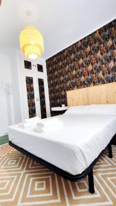 ein großes Bett in einem Zimmer mit einer Wand in der Unterkunft THE ROOM - APARTMENT IN LLORET in Lloret de Mar