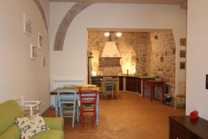 A kitchen or kitchenette at La Casina Colorata