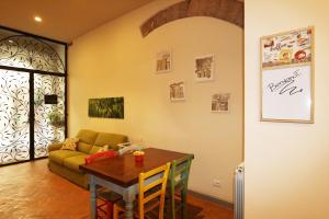 a living room with a table and a couch at La Casina Colorata in Assisi