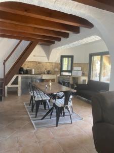 Santa-Reparata-di-BalagnaにあるA Casa di Furtunatuのダイニングルーム(テーブル、椅子付)、キッチン