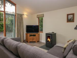 格蘭奇奧沃桑茨的住宿－Bay Tree Lodge，带沙发和壁炉的客厅