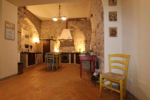 una cucina con tavolo e sedie in una stanza di La Casina Colorata ad Assisi