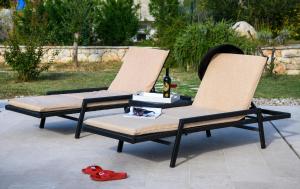 - deux chaises assises sur une terrasse avec une bouteille de vin dans l'établissement Holiday home Blue Stone, à Zaostrog