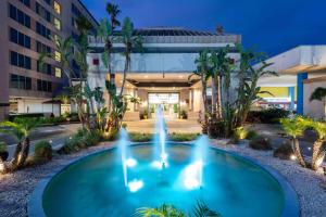 Der Swimmingpool an oder in der Nähe von Ramada by Wyndham Kissimmee Gateway - Free Theme Park Shuttle