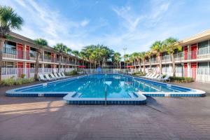 Bazén v ubytování Ramada by Wyndham Kissimmee Gateway - Free Theme Park Shuttle nebo v jeho okolí