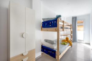 a bunk bed in a room with a mirror at Vilamercat in Sueca