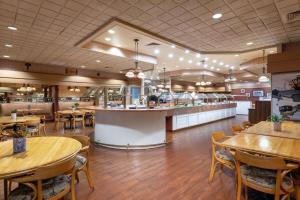 Ein Restaurant oder anderes Speiselokal in der Unterkunft Ramada by Wyndham Kissimmee Gateway - Free Theme Park Shuttle 
