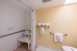 Ein Badezimmer in der Unterkunft Ramada by Wyndham Kissimmee Gateway - Free Theme Park Shuttle