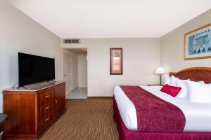 TV/Unterhaltungsangebot in der Unterkunft Ramada by Wyndham Kissimmee Gateway - Free Theme Park Shuttle