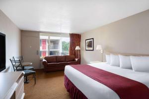 Ein Bett oder Betten in einem Zimmer der Unterkunft Ramada by Wyndham Kissimmee Gateway - Free Theme Park Shuttle