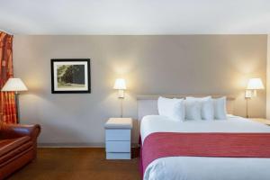 Ein Bett oder Betten in einem Zimmer der Unterkunft Ramada by Wyndham Kissimmee Gateway - Free Theme Park Shuttle