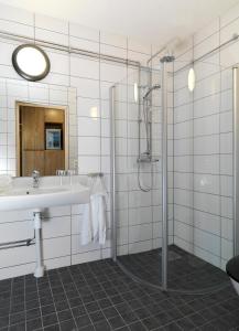 uma casa de banho com um lavatório e um chuveiro em Lannalodge em Vintrosa